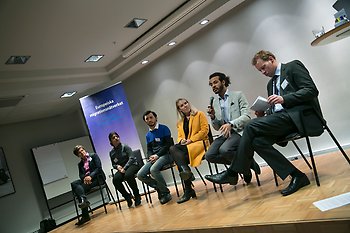 Bild från konferensen, personer på scenen