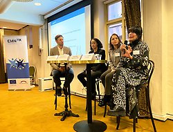 Bild på fyra personer vid ett bord.