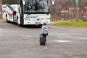 Ett asylsökande barn på väg från ankomstboendet i Göteborg till en mottagningsenhet. Foto: Tomislav Stjepic.
